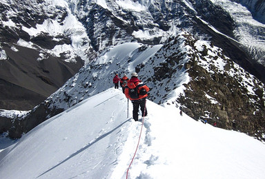 勇者挑战    攀登贡嘎山最美的5588米卫峰—那玛峰（9日行程）