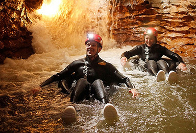 新西兰怀托摩洞穴黑水漂流探险（1日行程）