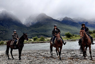 新西兰派希亚（Paihia）2小时骑马穿越火山探险之旅半日游（1日行程）