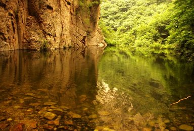 一条神秘而秀美的河谷珍珠峡谷徒步戏水（1日行程）