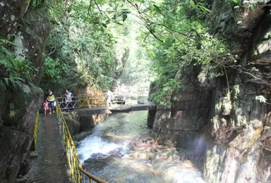 武宣百崖大峡谷 徒步溯溪吸氧泡水（1日行程）