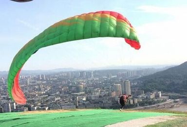 宜宾学院 云鹰滑翔伞运动体验一次（1日行程）