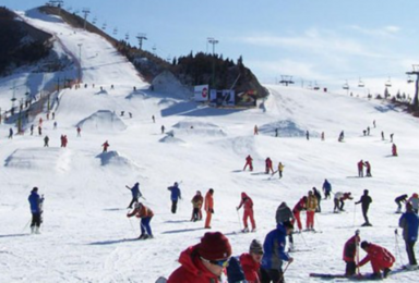 崇礼多乐美地滑雪场滑雪4小时雪票含缆车（1日行程）