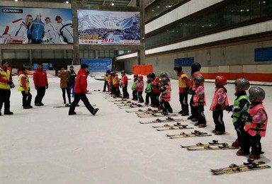 乔波室内滑雪场晚场单人滑雪票（1日行程）