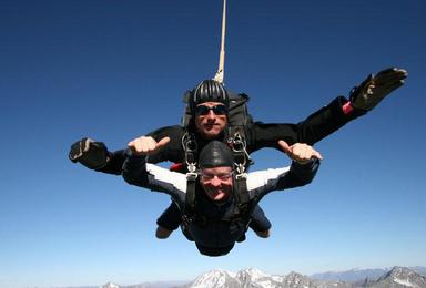 新西兰旅游皇后镇瓦纳卡高空跳伞1万2千英尺（1日行程）