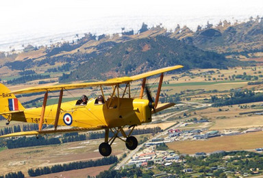 新西兰皇后镇瓦纳卡古典双翼飞机飞行体验（1940英国虎蛾双翼）（1日行程）