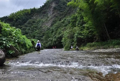 翻越大盘山 探秘火山湖 溯千米平板花溪（1日行程）