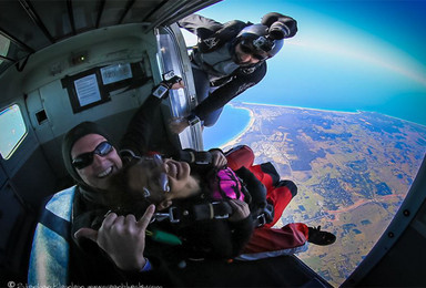 澳大利亚黄金海岸 拜伦湾高空跳伞+3小时冲浪（14000英尺）（1日行程）