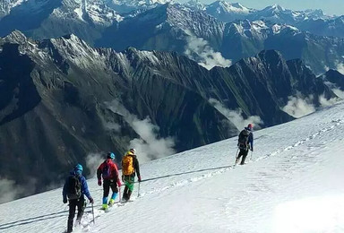 半脊峰攀登 你人生中的第一座技术型雪山攀登就是他（4日行程）