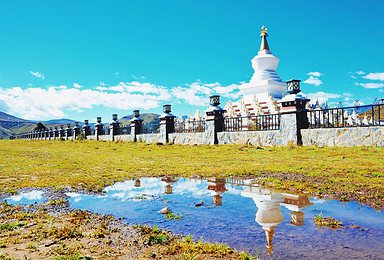 金秋红叶稻城亚丁观贡嘎丹巴藏寨 黑水彩林（9日行程）