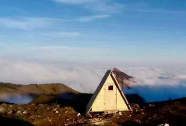 轿顶山悬崖上的小木屋 雪山 云海 日出（2日行程）