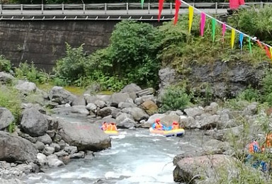 鹤鸣山休闲徒步西岭峡谷漂流（1日行程）