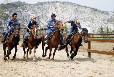 体验一把西部牛仔 做一回马背上的英雄 玩转牛仔风情度假村（1日行程）