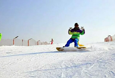 莲花山  北京最近雪场 全新雪具 全天畅滑1日活动（1日行程）