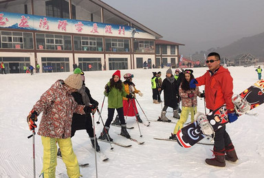 玉龙湾滑雪 免费教学 北京周边最大的滑雪场（1日行程）