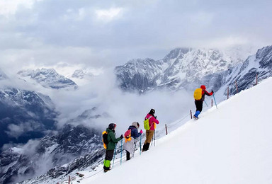 每周五出发 四姑娘山大峰攀登 1 2协作 提供露营装备（3日行程）