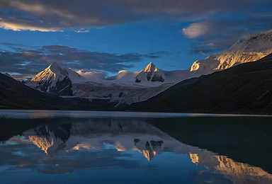 西藏萨普神山 三色湖 孜珠寺 坡戈冰川轻装徒步4人越野车小团（7日行程）